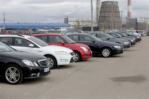 Tematinė nuotrauka, vaizduojanti automobilį ir finansinius dokumentus