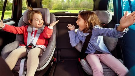 Vaikai specialiose kėdutėse automobilyje