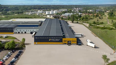 Autodalių sandėlio nuotrauka