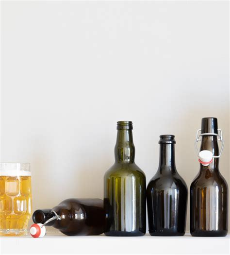 Teminis paveikslėlis: nealkoholinių gėrimų buteliai, vizualiai panašūs į alkoholinius