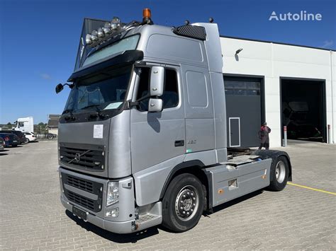 Volvo FH13 vilkikas kelyje - vizualizacija, demonstruojanti aerodinamines formas ir modernų dizainą