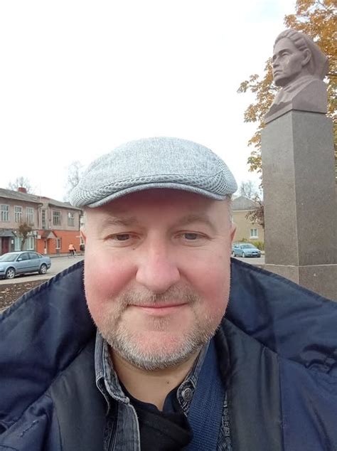 Žaidimo ekrano nuotrauka su UAZ, Lada ir PAZ transporto priemonėmis Rusijos mieste