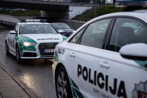 automobilis stabdomas policijos pareigūno, švyturėliai