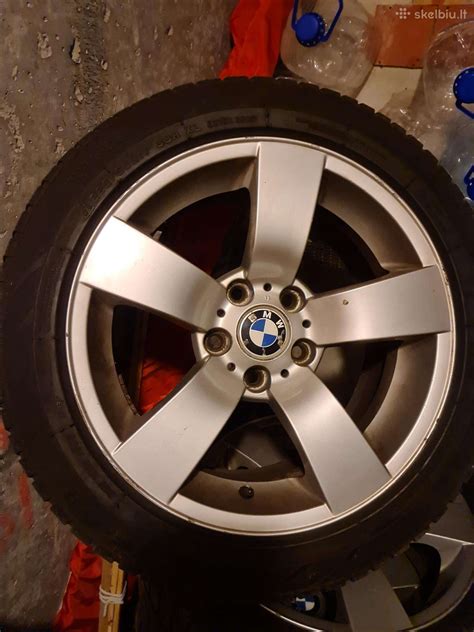 Teminė nuotrauka, vaizduojanti BMW automobilį su naujais ratlankiais