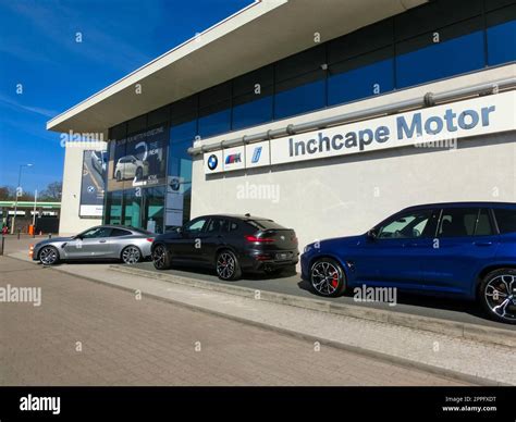 Inchcape Auto atstovaujamų automobilių prekės ženklų koliažas arba salono vaizdas