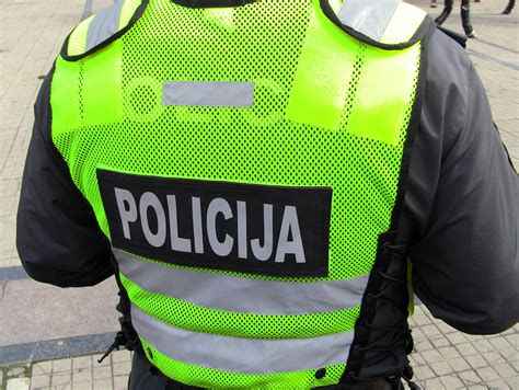 Teminė iliustracija: policijos pareigūnas stabdo elektrinio paspirtuko vairuotoją