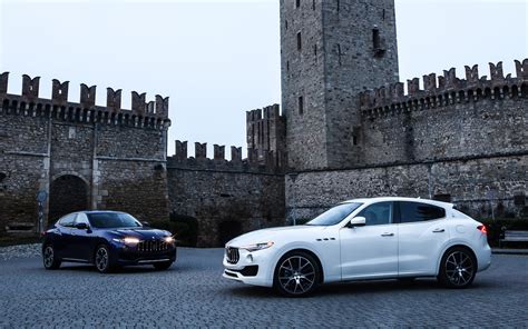Maserati Levante ir Bentley Bentayga automobiliai prie prabangaus pastato