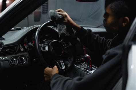 Teminis nuotrauka: asmuo valo automobilio ratlankį specialiomis priemonėmis