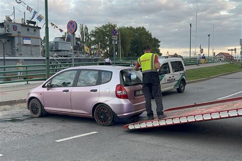 Teminė nuotrauka: stovintis automobilis prie šaligatvio