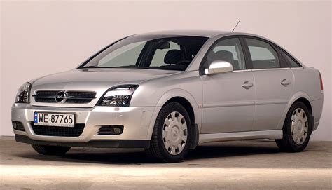 Vizualizacija: scheminė diagramma su pagrindiniais Opel Vectra C modelio privalumais ir trūkumais, naudojant piktogramas ir trumpus aprašymus.
