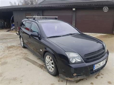 Vizualizacija: nuotrauka, vaizduojanti tipinius Opel Vectra C kėbulo korozijos pažeidimus (pvz., ratų arkos, bagažinės dangtis).