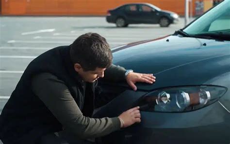 Teminė nuotrauka: žmogus, apžiūrintis automobilio ridą