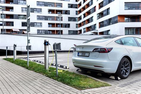 Tematinė nuotrauka: elektromobilis su įkrovimo stotele