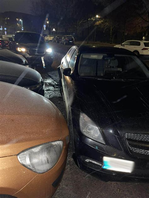 Tematinė nuotrauka: susigrūdę automobiliai daugiabučio kieme