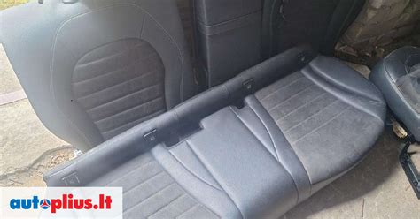 Kombinuotas automobilio salonas su odinėmis ir Alcantara sėdynėmis