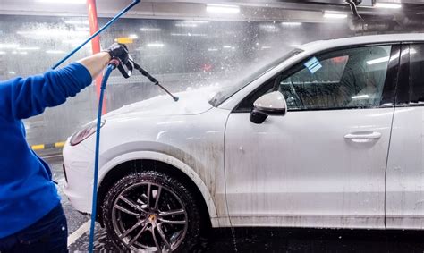 Teminė nuotrauka, vaizduojanti švarų, blizgantį automobilį po plovimo