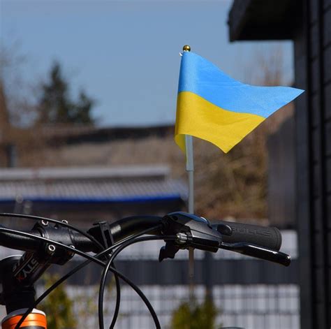 Tematinė nuotrauka su automobiliu ir Ukrainos vėliava