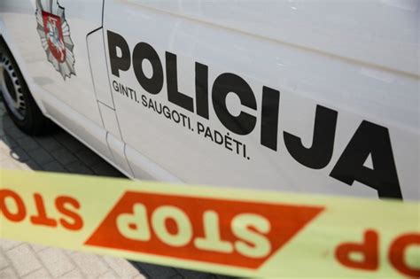 Tematinė iliustracija su policijos automobiliu ir sugedusiu automobiliu