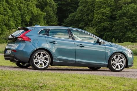 infografika: pagrindinių Volvo V40 įspėjamųjų simbolių lentelė su trumpais paaiškinimais