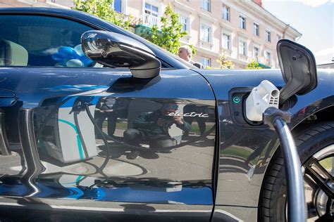 Tematinė nuotrauka: elektromobilis kraunamas viešojoje stotelėje