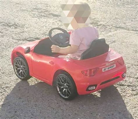 Teminė nuotrauka: tėvai prižiūri vaikišką elektromobilį