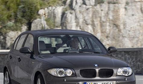BMW 1 serijos automobilio nuotrauka mieste