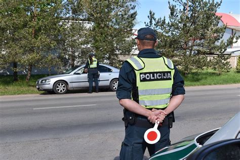 Teminė nuotrauka: Policijos pareigūnai stabdo automobilį