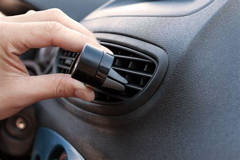 Saugiai pritvirtinti automobiliai autovežyje