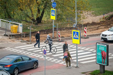 Sema: Lenkimo draudimo zonos sankryžose ir pėsčiųjų perėjose