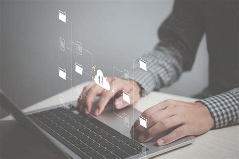Tematinė nuotrauka: žmogus, ieškantis autodalių internetu