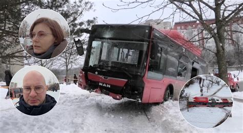 Tematinė nuotrauka: tolimųjų reisų autobusas kelyje saulėlydžio metu