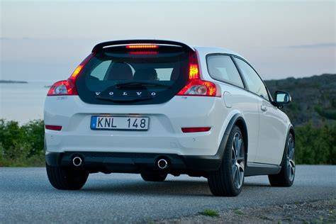 Volvo C30 profilio vaizdas su trijų durų kėbulu