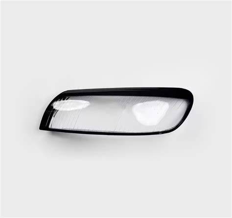 Volvo C30 galinės bagažinės berėmis stiklas ir vertikalūs galiniai žibintai