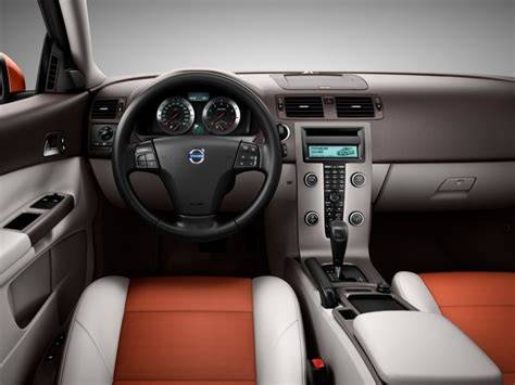 Volvo C30 bagažinės anga ir galinių sėdynių specifika