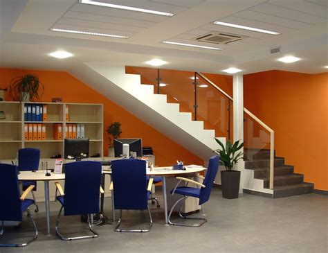 Kliento aptarnavimo centro interjeras autoservise, rodantis informacijos stendą ir patogias sėdimas vietas.