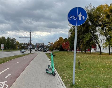 Paspirtukas ant dviračių tako