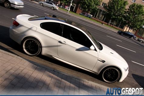BMW E92 Coupé sportinio stiliaus automobilio nuotrauka su agresyviu dizainu