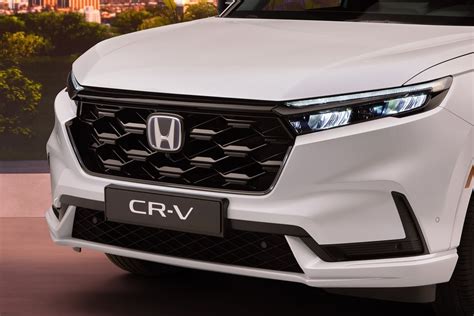 Vaizdas, demonstruojantis Honda CR-V ketvirtosios kartos modelio priekinės dalies atnaujinimus, tokius kaip naujo dizaino priekiniai žibintai ir grotelės.