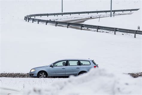 Teminis paveikslėlis: automobilis slystantis slidžiame kelyje, rodantis vairavimo iššūkius žiemą