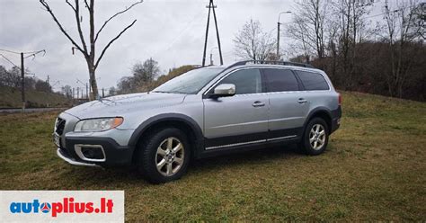 Volvo XC70 visureigis natūralioje aplinkoje, demonstruojantis pravažumą