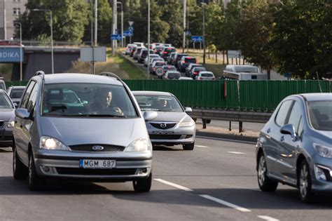 nuotrauka su žmonėmis, balsuojančiais už automobilius
