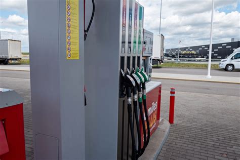 Teminė nuotrauka apie degalų pistoletų supainiojimą degalinėje