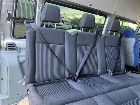 Ford Transit vienvietės sėdynės išėmimo iliustracija