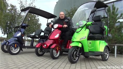 Jaunas žmogus vairuojantis mopedą arba lengvąjį keturratį.