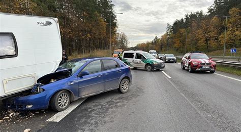 Teminė nuotrauka: du susidūrę automobiliai kelyje