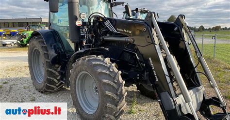 Mechanikas tikrina MTZ traktoriaus vairo sistemą