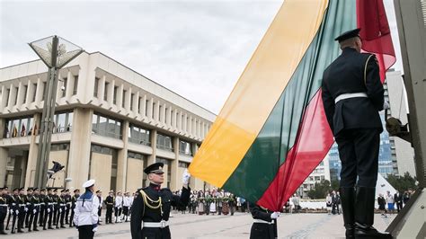 Lietuvos valstybės vėliava dabartinėje Seimo salėje