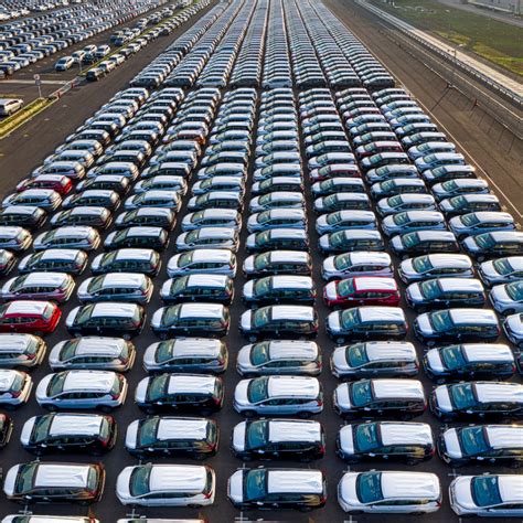 Tematinė nuotrauka, vaizduojanti automobilių dalis ir Kinijos vėliavą