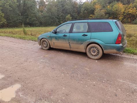 infografika, lyginanti skirtingų tipų automobilių (pvz., visureigio, miesto automobilio) privalumus ir trūkumus