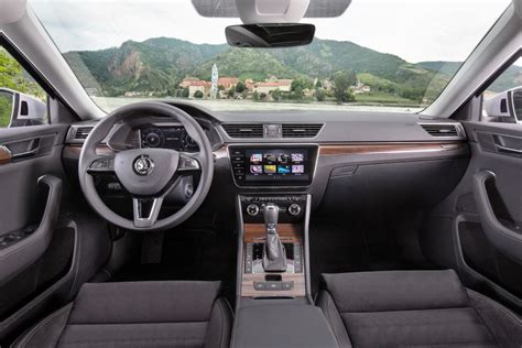 Škoda Superb trečiosios kartos eksterjero ir interjero nuotraukos